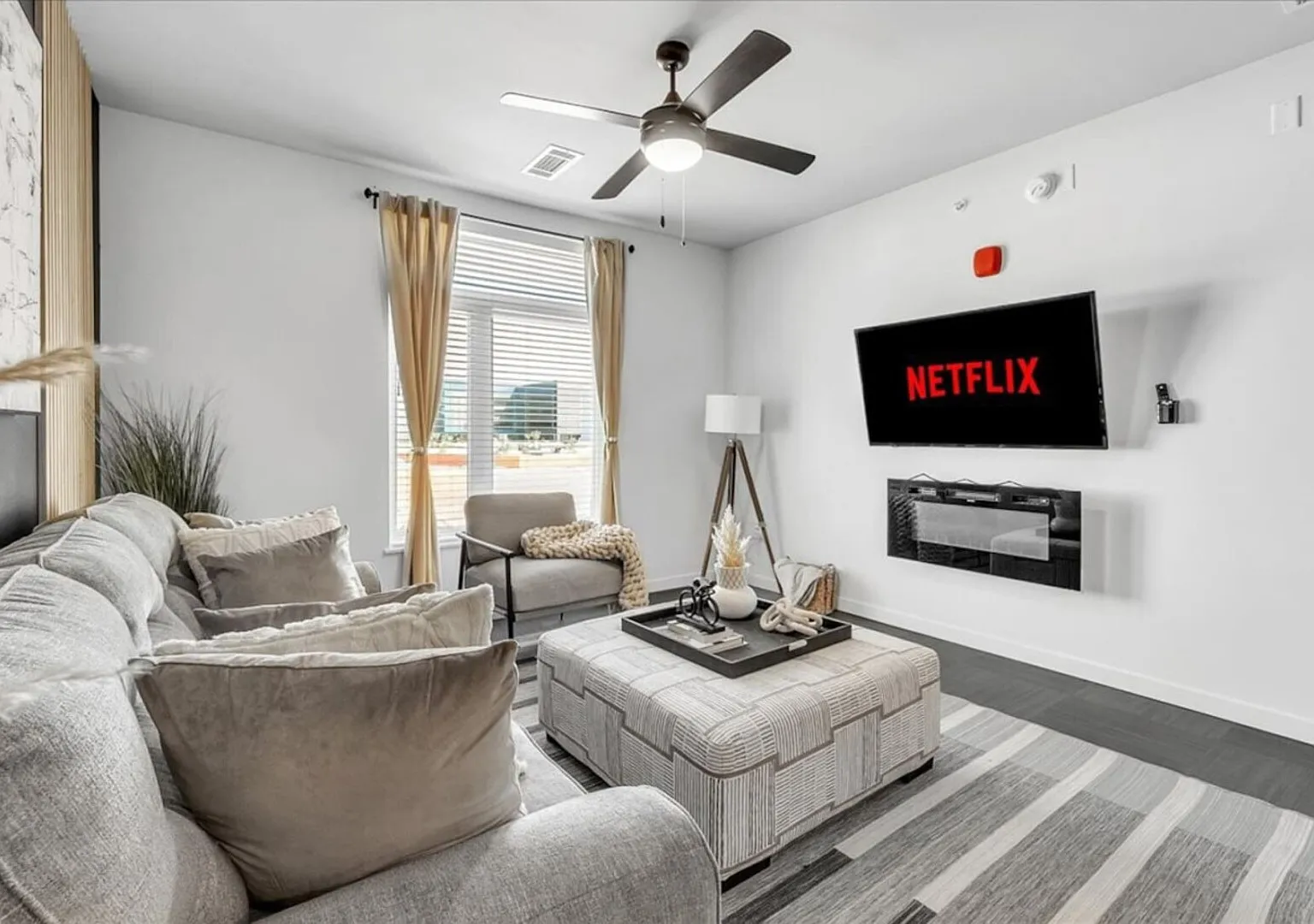 Near Hwy|King|Pool|Fitness|Yoga Studio|Game Room Unit 218 — Photo 4