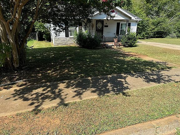 3rd image of 911 Meadow Dr NW