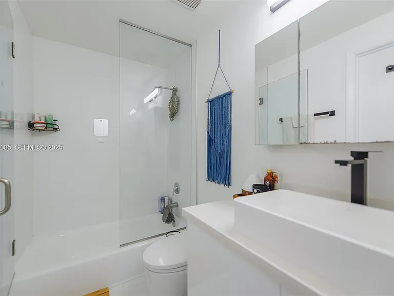 725 NE 22nd St #8D — Photo 14