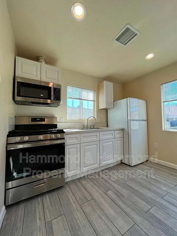 2 bed, 1.0 bath, 610 sqft, $2,195 — Photo 3