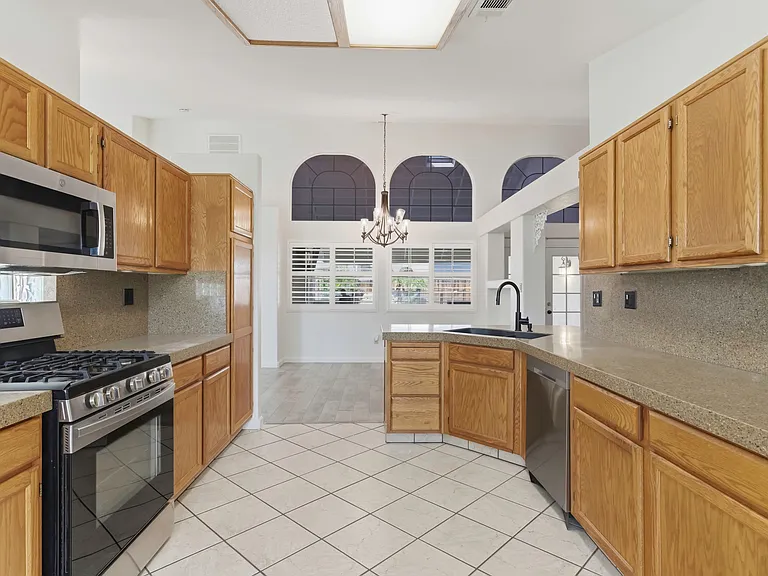 10008 Cheyenne Dr — Photo 2