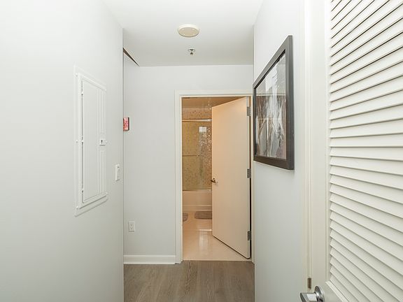 4th image of 250 King St Unit 1208