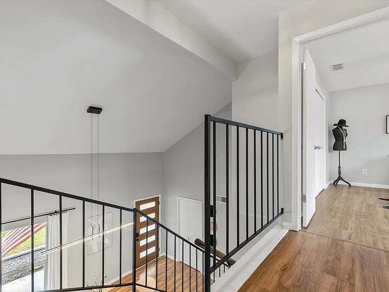 208 Skyloop Dr — Photo 16