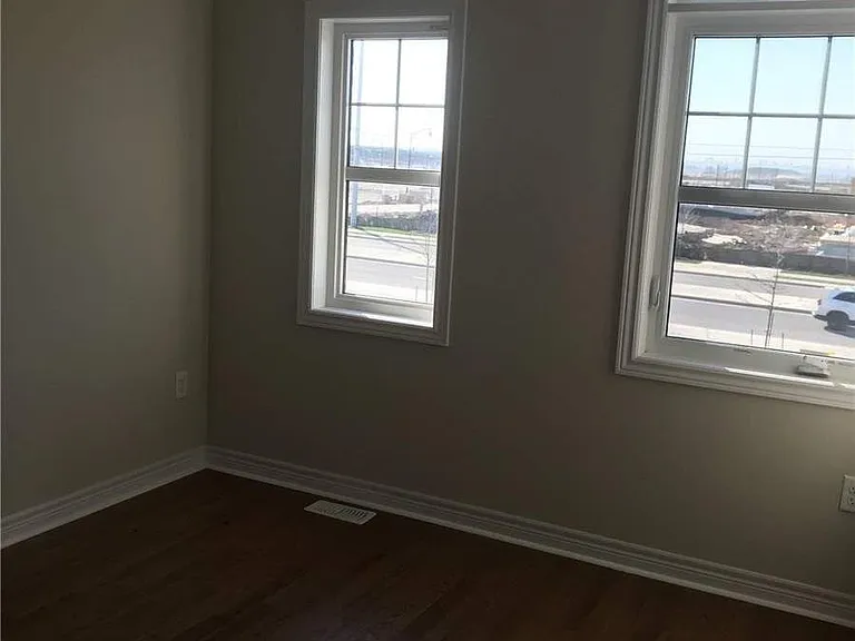 37 Military Cres — Photo 3