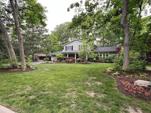 4 Darby Ln, Lincolnshire, IL 60069