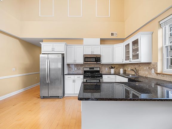 5th image of 769 Montgomery St #211