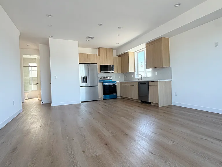 16102 Leadwell St — Photo 3