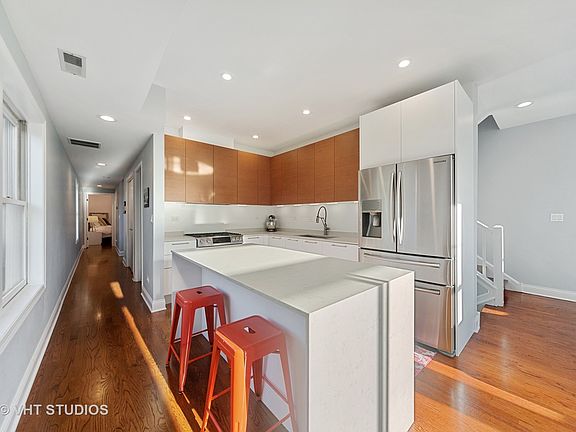 5th image of 3045 N Damen Ave