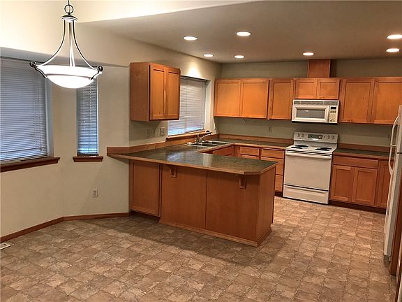 2nd image of 1714 N Bluegrass Ln