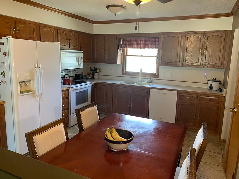 272 S Hackett Rd — Photo 5