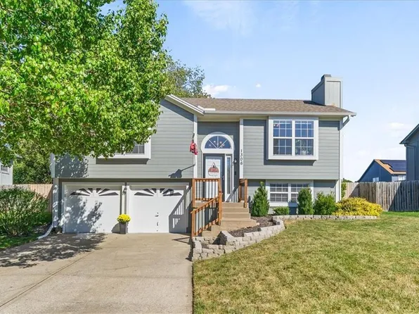 1306 Dogwood Dr, Greenwood, MO 64034