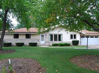 127 High Forest Dr, Cedarburg, WI 53012