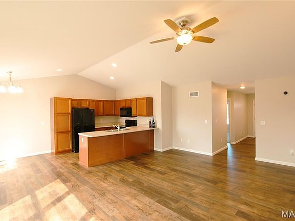 4th image of 611 Hawthorn Ln