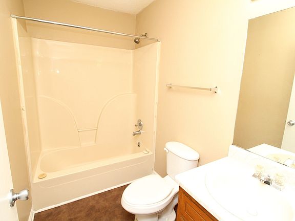 5th image of 704 Peachers Dr