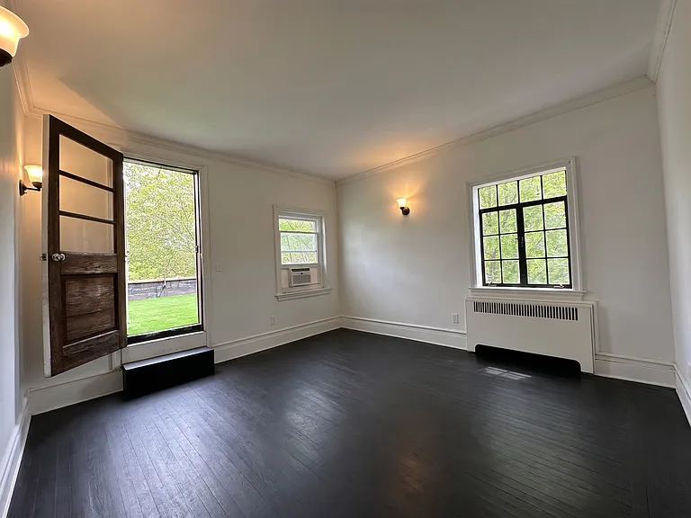 1044 Manhattan Ave #3R — Photo 1
