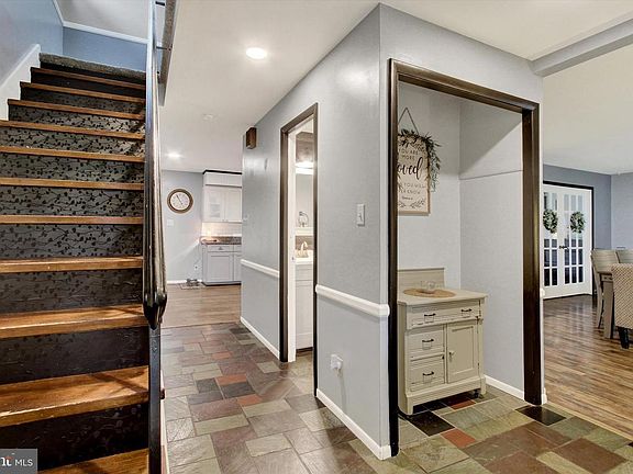 4th image of 9277 Meadowbrook Dr