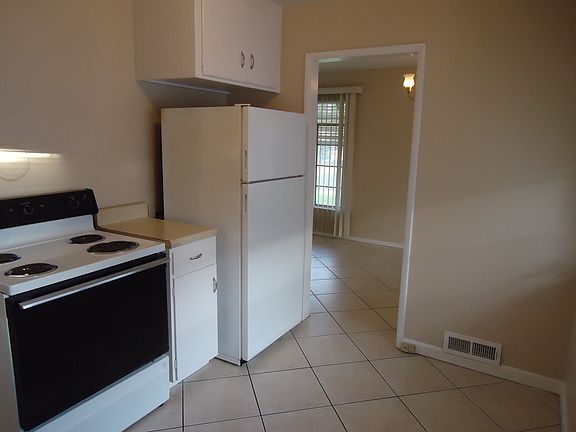 3rd image of 221 E Harper St