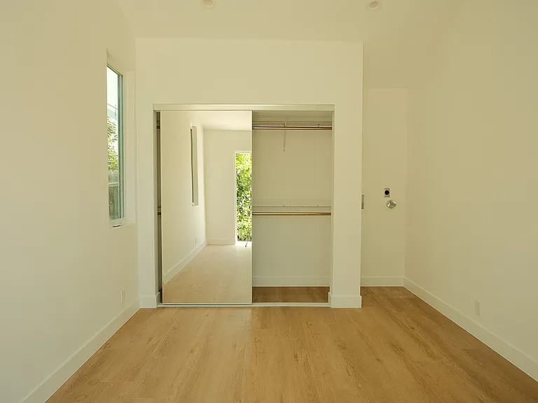 4313 1/2 Kenwood Ave — Photo 22