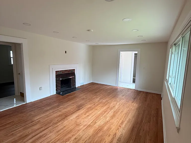 319 Barrington Rd — Photo 19