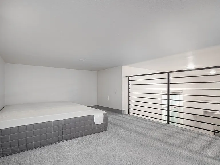 5637 University Way NE — Photo 20