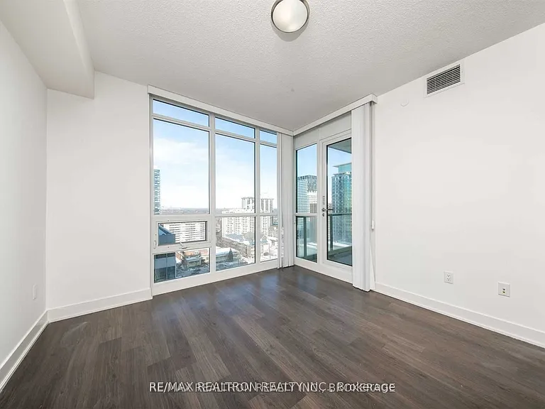 30 Roehampton Ave #1606 — Photo 12