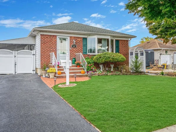 68 8th Street, Hicksville, NY 11801