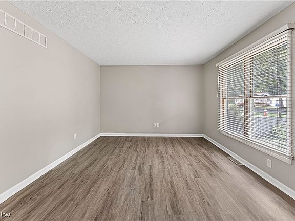 4th image of 3741 Globe Ave