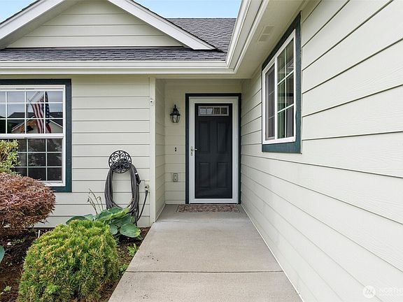 3rd image of 1407 Shakespeare Drive