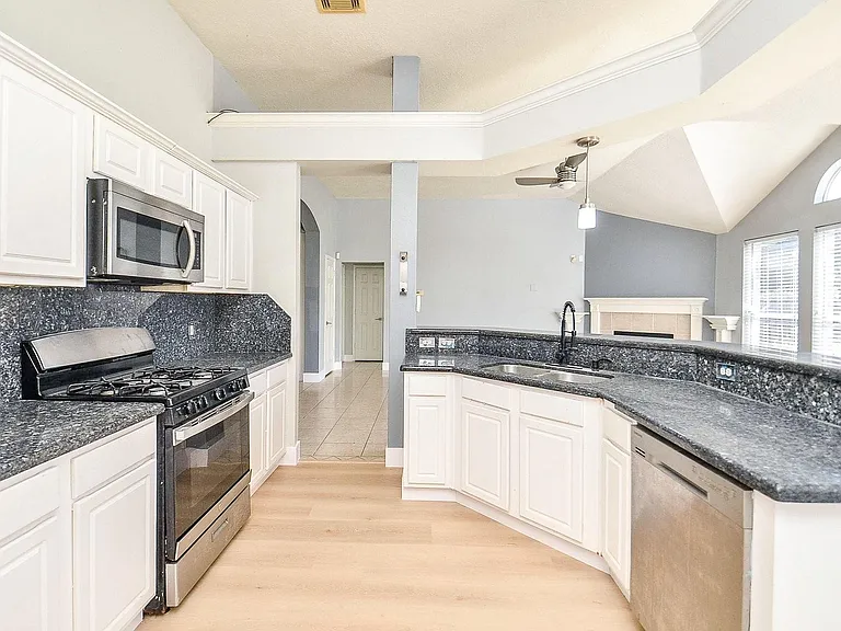16307 Scotch Hollow Ln — Photo 14