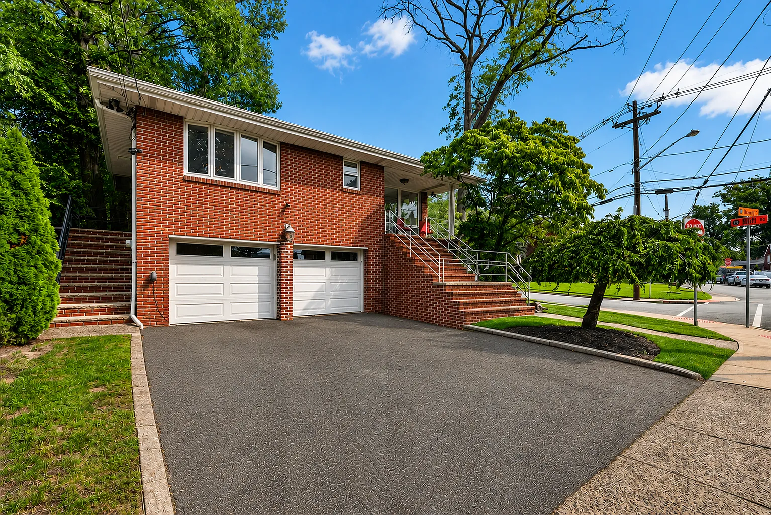 4 bed, 2600 sqft, $5,800 — Photo 1