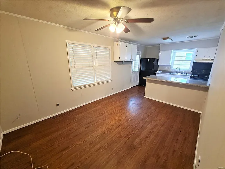516 Lawndale Ln — Photo 4