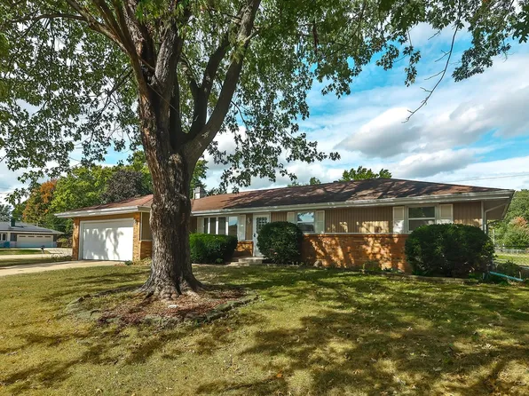 956 Firefly Dr, Machesney Park, IL 61115