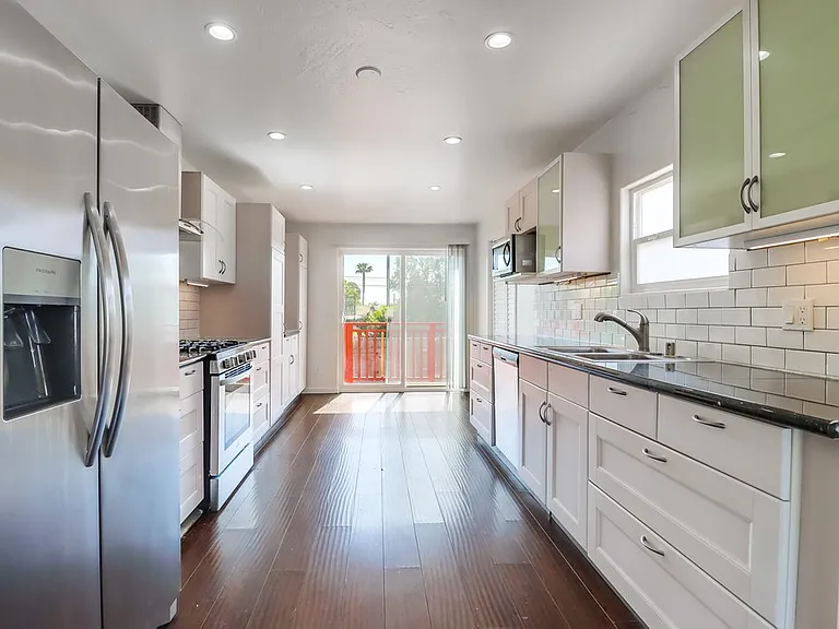 843 Georgia St — Photo 19