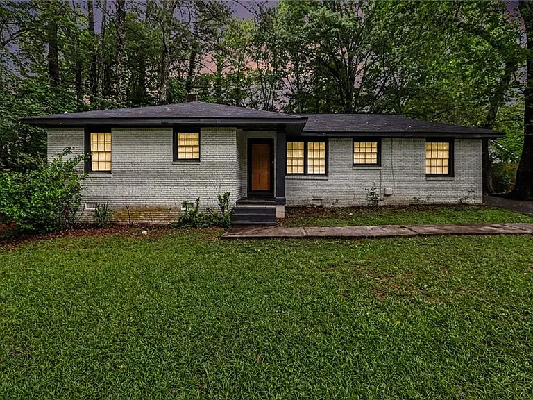3743 Poplar Dr — Photo 3