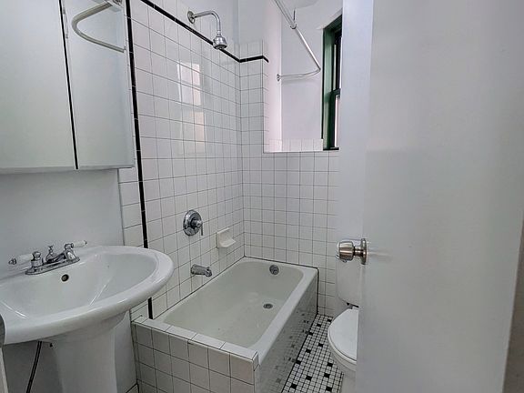 5th image of 516 E 79th St APT 5D