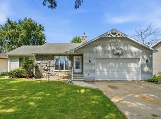 1320 N 5th St, Manchester, IA 52057