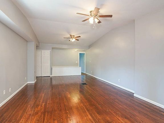 3rd image of 2323 Flora St