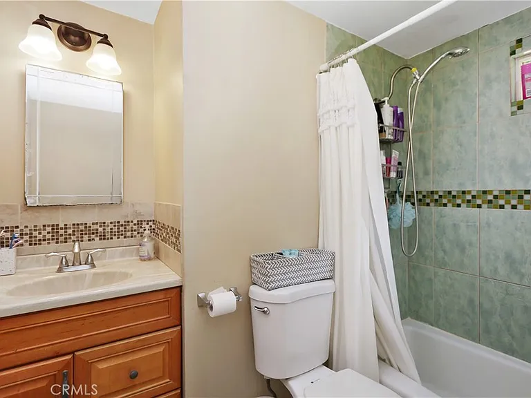 526 N Emerald Dr — Photo 15