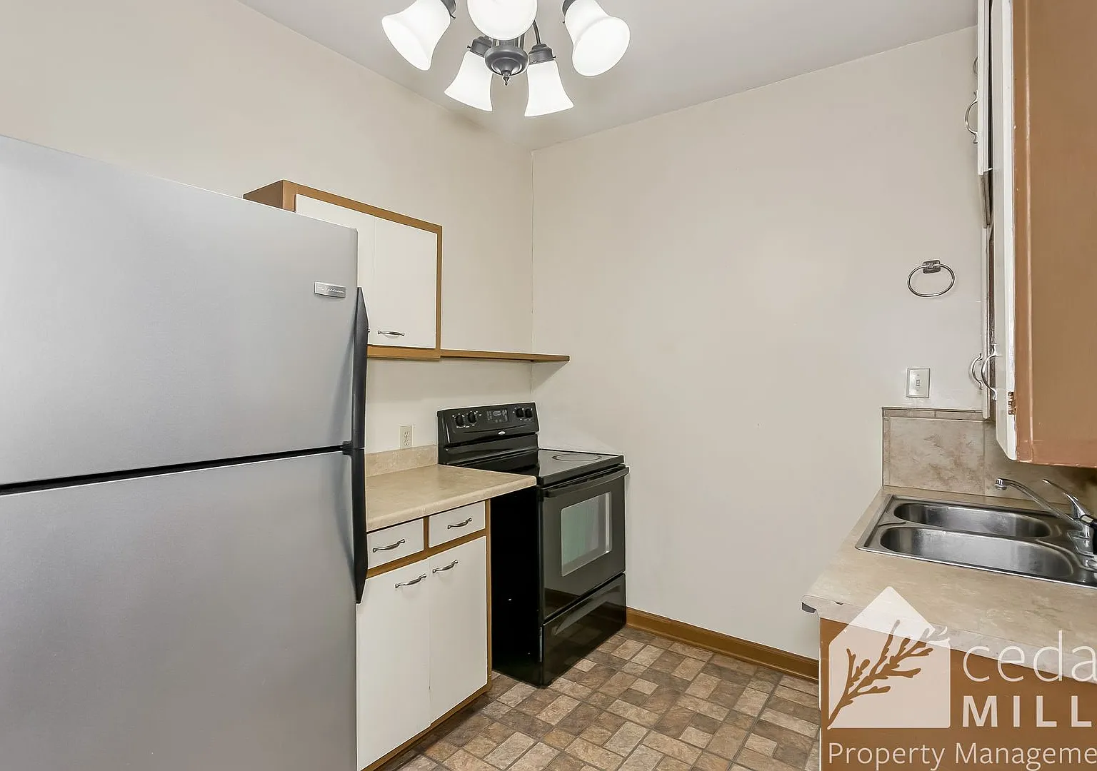 130 S Charles — Photo 3