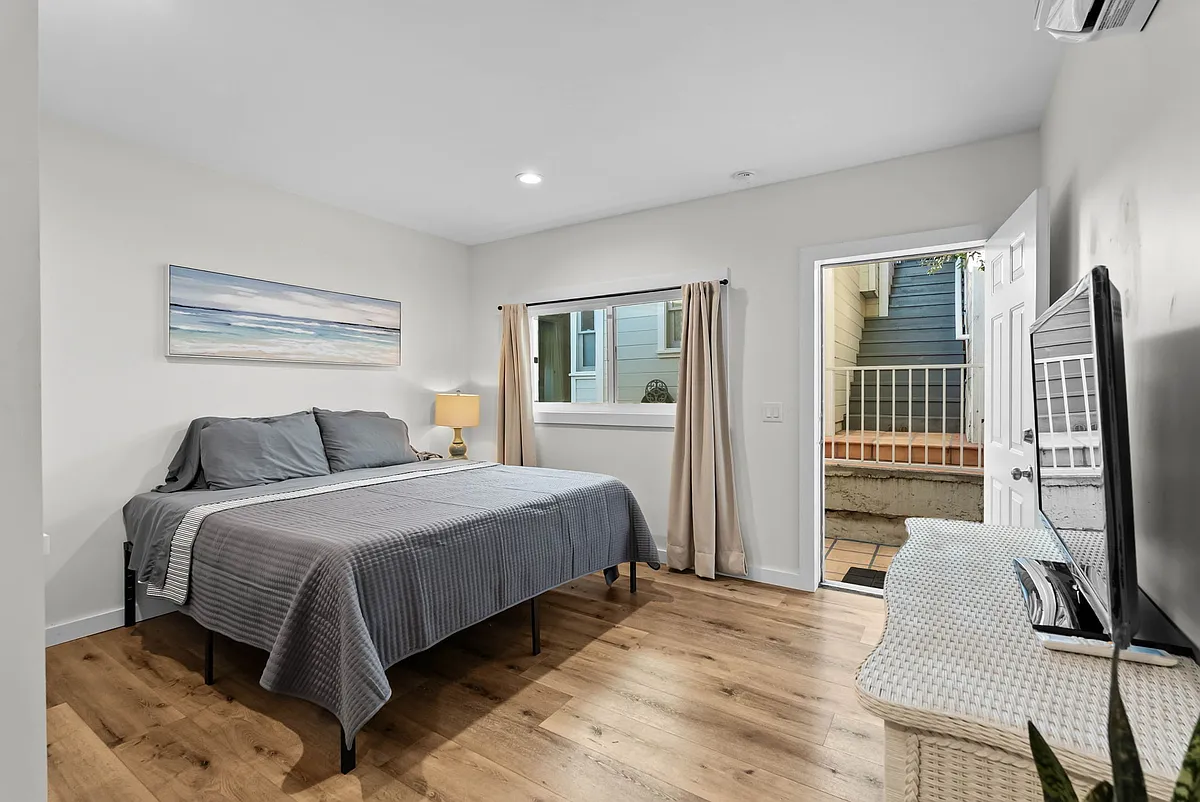 Building Photo - 732 Poli St #2