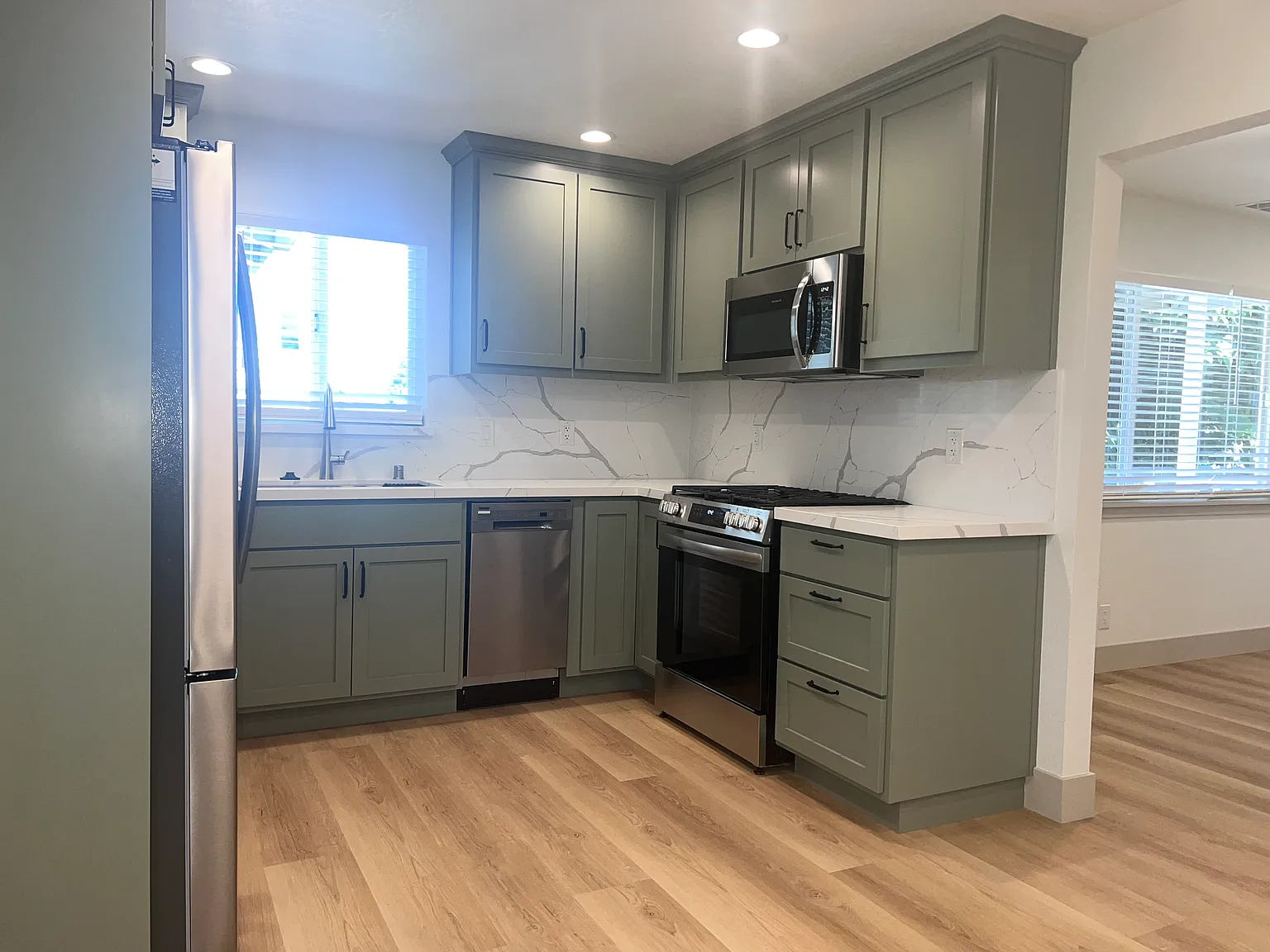 2 bed, 819 sqft, $3,400 — Photo 4