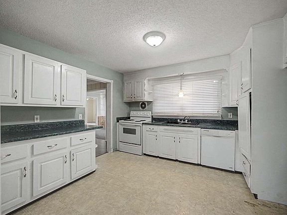3rd image of 903 Sunny Dell Cir