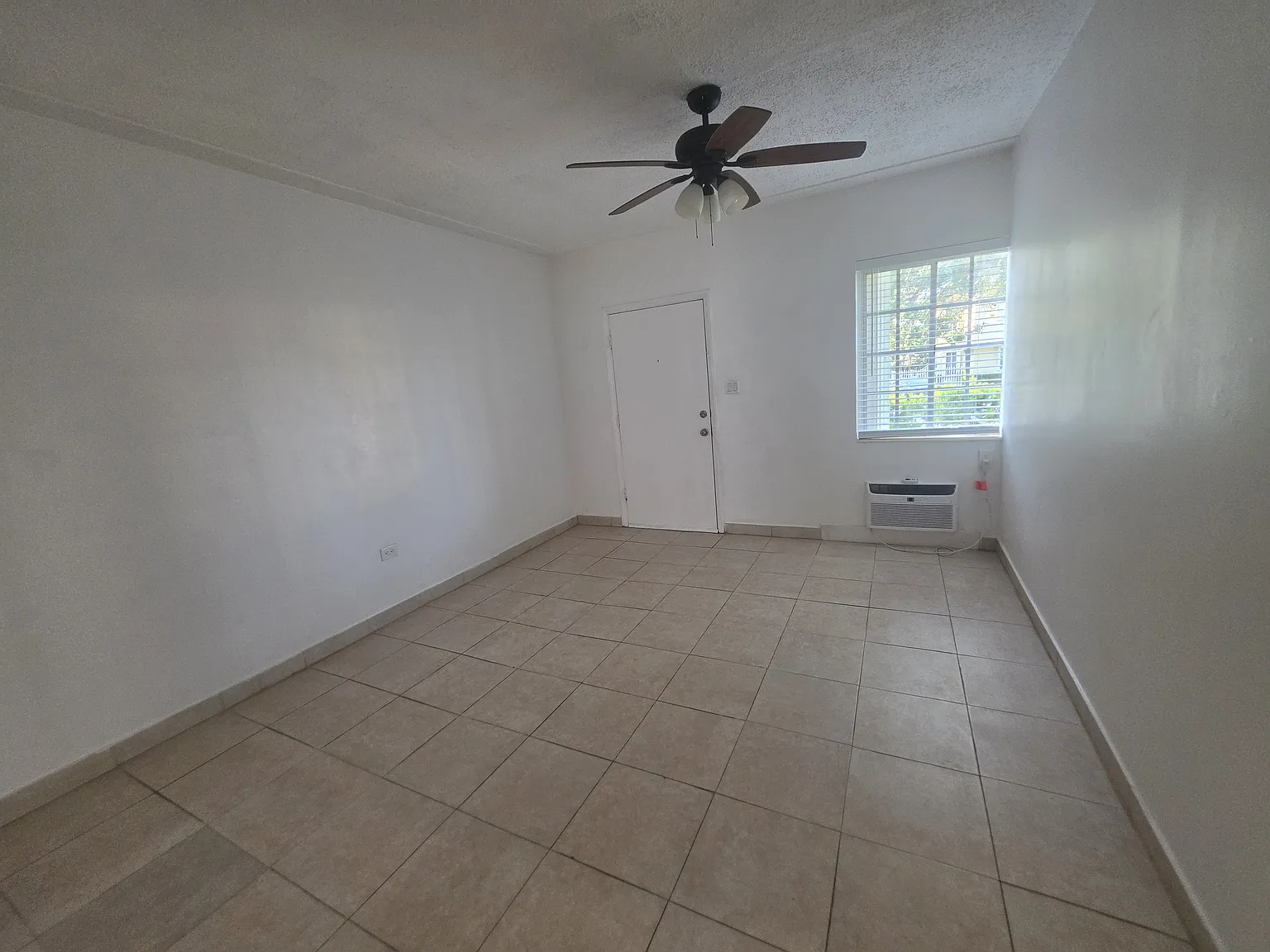 2 bed, 800 sqft, $2,400 — Photo 2