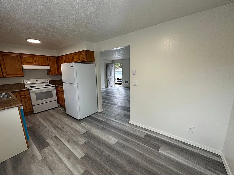 385 NW 6th St — Photo 11