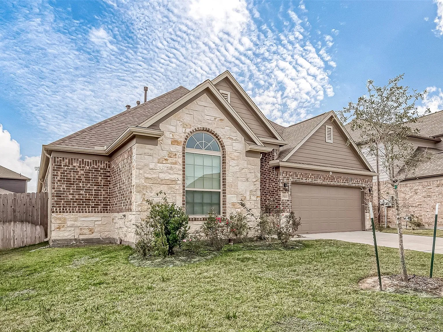 4 bed, 2.5 bath, 2332 sqft, $2,495 — Photo 3
