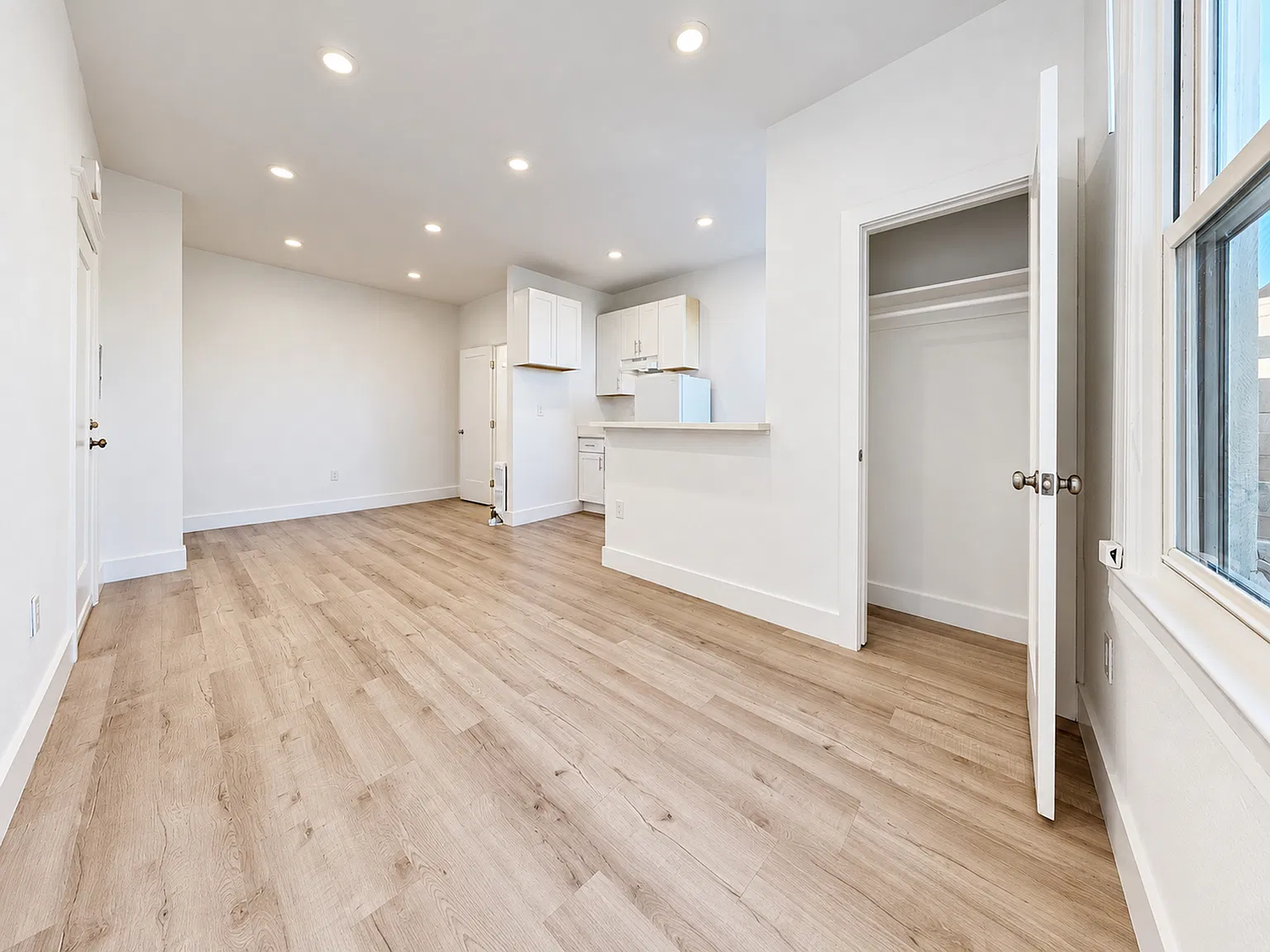Junior Studio Suite Near Ocean Beach with Coastal Views & Shared Laundry — Photo 4