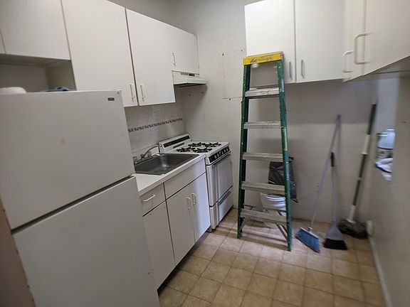 3rd image of 159 W 80th St #1A