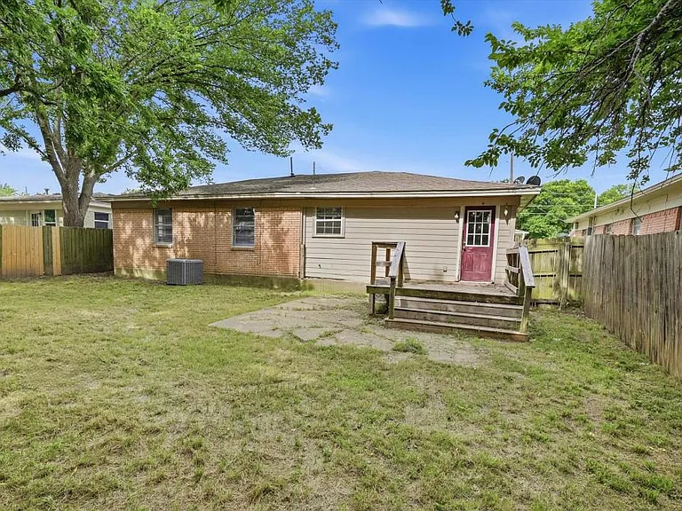 2521 N Hickory St — Photo 26