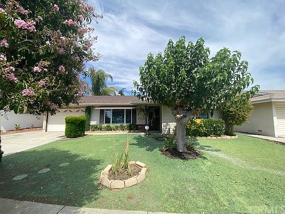 3rd image of 530 S Lyon Ave