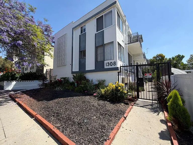 1308 N Poinsettia Pl #8 — Photo 1